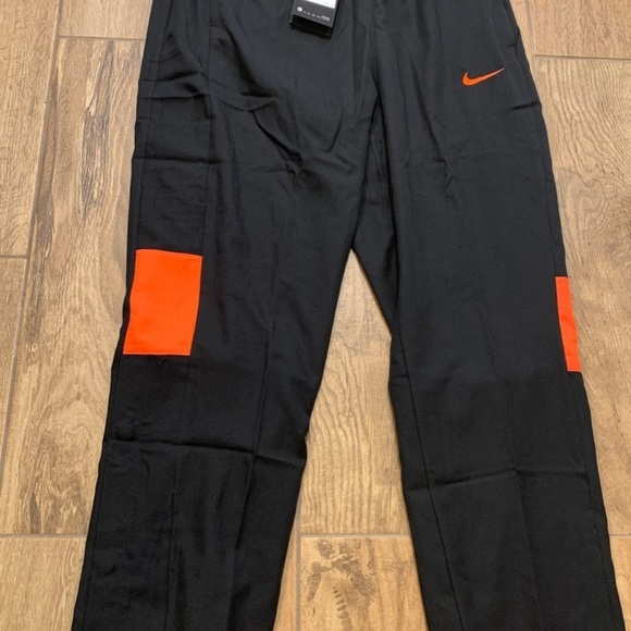 Nike Basketball women’s Joggers $75 - Picture 2 of 4